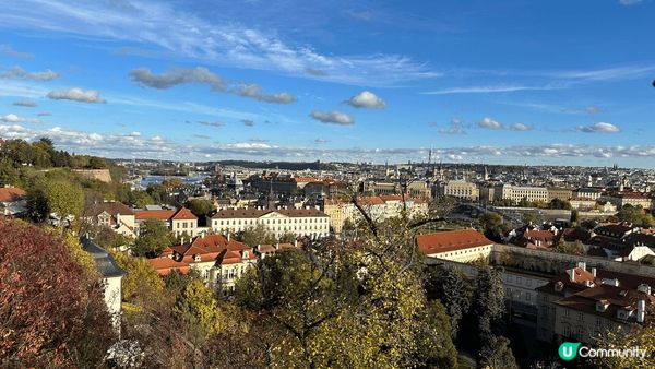 秋天既布拉格喺邊個位打卡都覺得好浪漫！之前來的時候係同爸媽一...