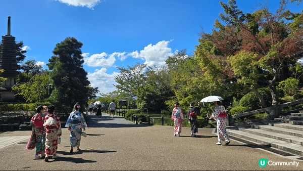 嵐山也以由高聳綠竹所形成的竹林小徑和優美的渡月橋而聞名。