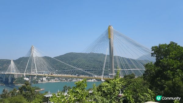 走在青嶼幹線觀景臺上，眼前的景觀實在太震撼了：大橋的偉大設計...