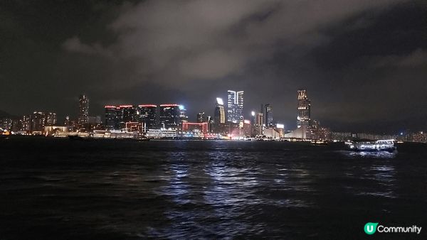 去大嶼山長沙泳灘游水之後出返梅窩搭船返香港島。  海上夜景超...