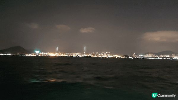 去大嶼山長沙泳灘游水之後出返梅窩搭船返香港島。  海上夜景超...