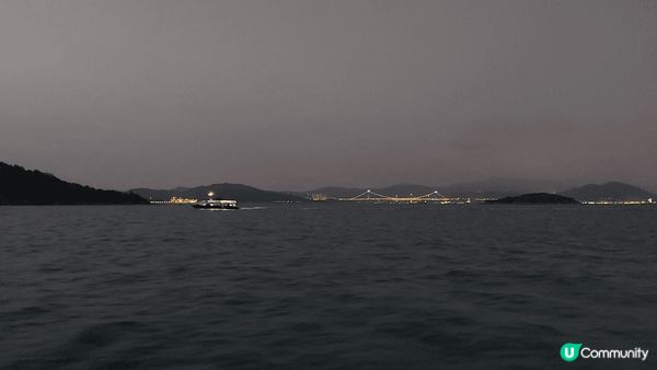 去大嶼山長沙泳灘游水之後出返梅窩搭船返香港島。  海上夜景超...