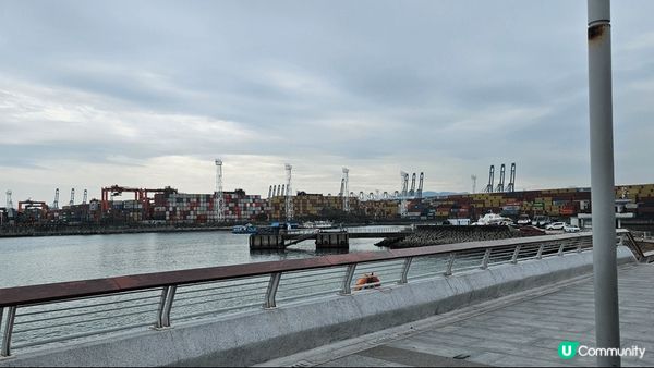 深圳大梅沙不但美食多，還可以沿途踩單車。地鐵站外，仲有一個沙...