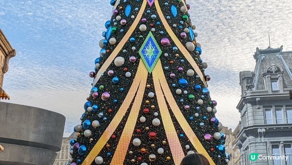 呢棵喺環球影城嘅聖誕樹🎄真係好靚呀！✨閃令令嘅燈飾同埋七彩繽...