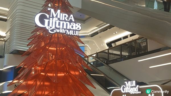 Muji首次和商場聯手打造聖誕小鎮，當中有巨形水晶球，7米高...