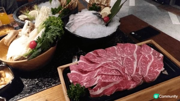 今個聖誕節咁凍，最好去如心廣場的湊湊火煱打邊爐，途中更遇上喵...