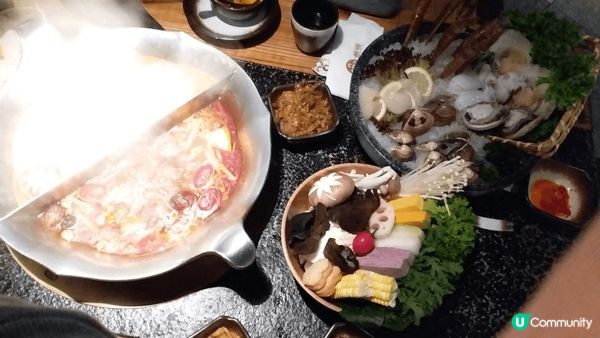 今個聖誕節咁凍，最好去如心廣場的湊湊火煱打邊爐，途中更遇上喵...