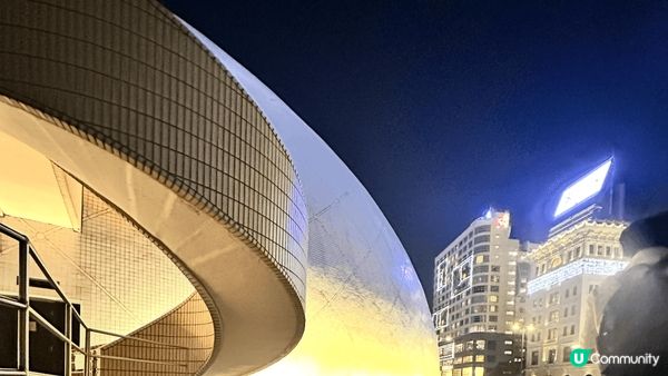 今年香港聖誕夜景充滿聖誕氣氛實在值得來到到此一遊，一家人或者...