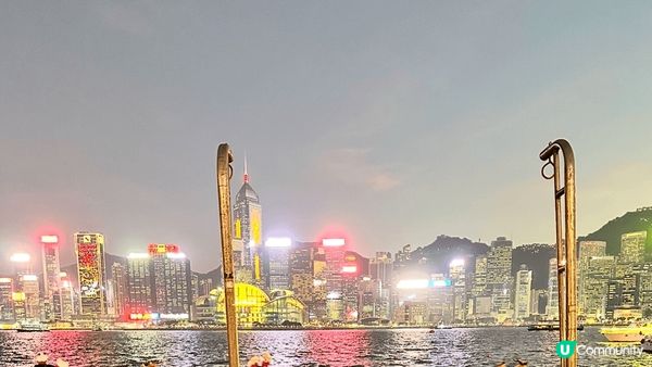 今年香港聖誕夜景充滿聖誕氣氛實在值得來到到此一遊，一家人或者...