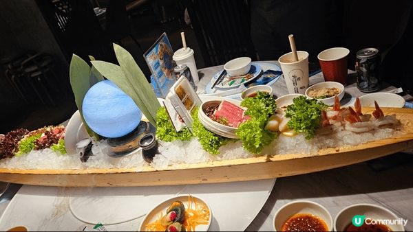 家嫂一家大細係海鮮火鍋放題餐廳，前菜種類豐富，又有雞煲同任食...