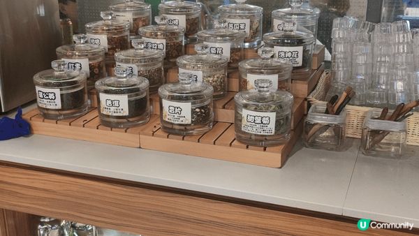 校長燒肉除咗有火鍋同燒肉，仲有刺身同甜品、花茶，勁多嘢食，好...