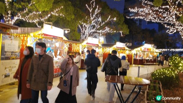 這是日本福岡, 這裏不但滿載七彩繽紛嘅燈飾,亦都有很多不同嘅...