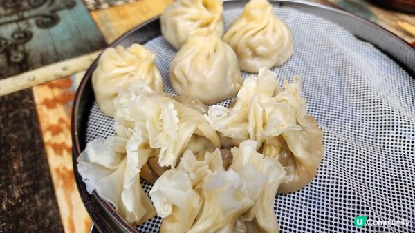 【中國旅遊】滿洲里的隱藏美食 吃不慣蒙餐 本地人推薦的街頭宵夜煙火氣 糟子糕燒烤水餃｜Food Tour of Manzhouli, Inner Mongolia｜momojoejoe 4K VLOG