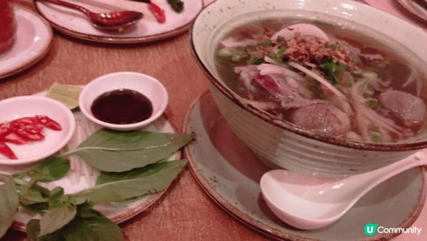 帝苑酒店越南菜好出色，酸辣湯麵好醒胃，蝦片脆卜卜，令我食唔停...