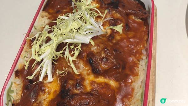 這是香港特色的美食，包括干炒牛河，芝士茄汁焗扒飯和蠔豉爛冬菇...