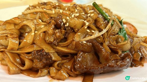 這是香港特色的美食，包括干炒牛河，芝士茄汁焗扒飯和蠔豉爛冬菇...