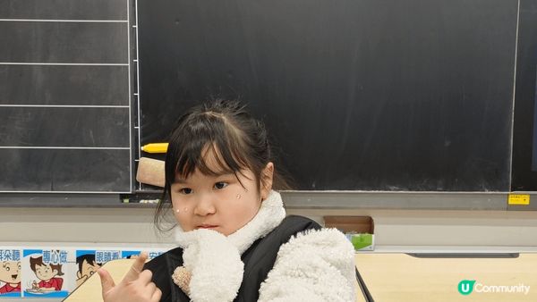 在住宅的電梯內掛滿充滿新年氣氛的揮春， 在學校活動又畫上有賀...