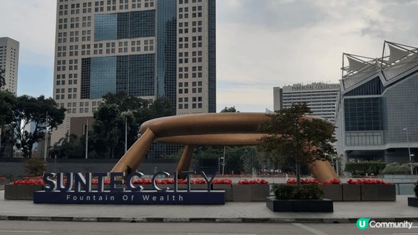 這是位於新達城（Suntec city）的財富之泉，噴泉是採...
