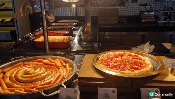 3,5知己在酒店咖啡廳，一起享受精緻茶聚；食品種類不算多，但...