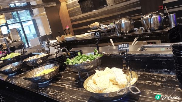 3,5知己在酒店咖啡廳，一起享受精緻茶聚；食品種類不算多，但...