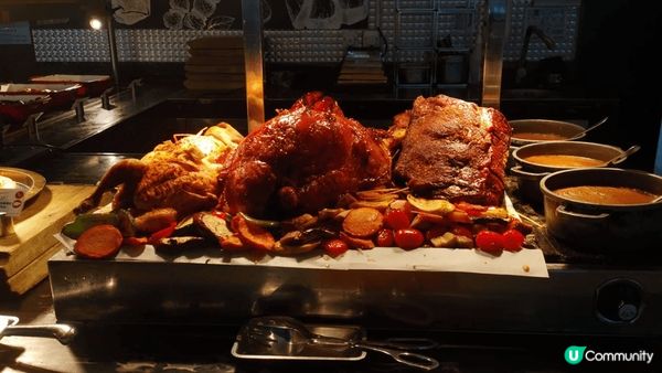 3,5知己在酒店咖啡廳，一起享受精緻茶聚；食品種類不算多，但...