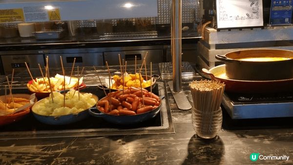 3,5知己在酒店咖啡廳，一起享受精緻茶聚；食品種類不算多，但...