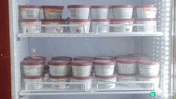 3,5知己在酒店咖啡廳，一起享受精緻茶聚；食品種類不算多，但...