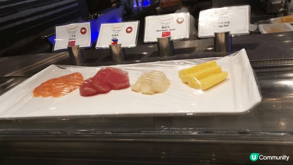 3,5知己在酒店咖啡廳，一起享受精緻茶聚；食品種類不算多，但...