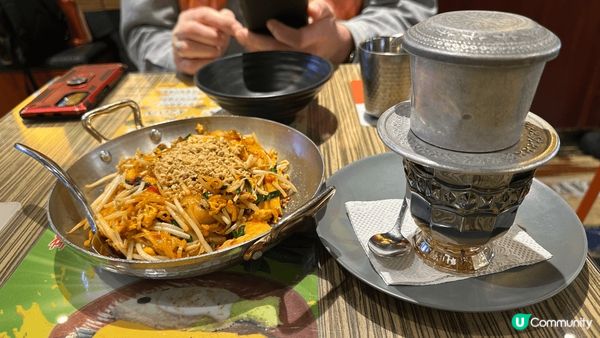 某日同至愛拍拖路過深水埗，發現呢間小店門面精緻，店員親切招待...