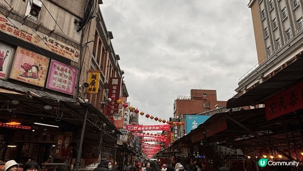 台灣的年貨大街-通化街，除了有賀年食品賣之外，還有熟食攤檔，...