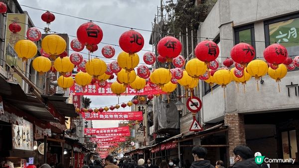 台灣的年貨大街-通化街，除了有賀年食品賣之外，還有熟食攤檔，...
