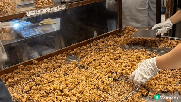 台灣的年貨大街-通化街，除了有賀年食品賣之外，還有熟食攤檔，...