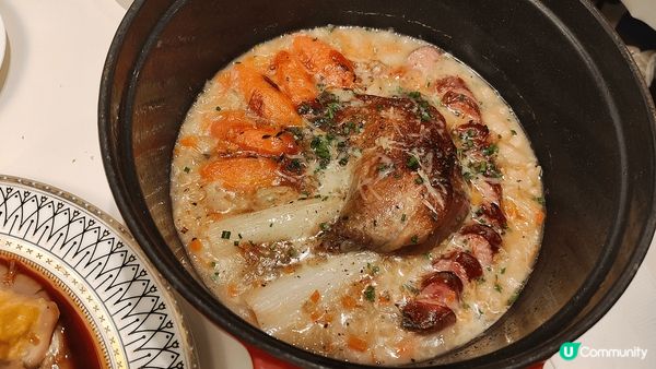 🐦小店位於澳門半島水坑尾，葡萄牙領事館對面。墨綠色嘅外觀，有...