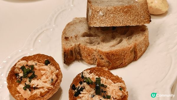 🐦小店位於澳門半島水坑尾，葡萄牙領事館對面。墨綠色嘅外觀，有...