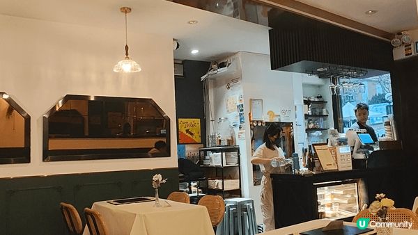 🐦小店位於澳門半島水坑尾，葡萄牙領事館對面。墨綠色嘅外觀，有...