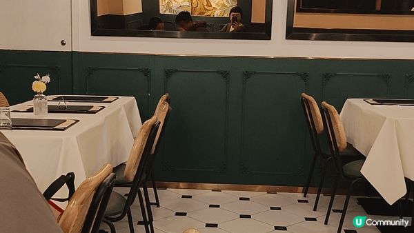 🐦小店位於澳門半島水坑尾，葡萄牙領事館對面。墨綠色嘅外觀，有...