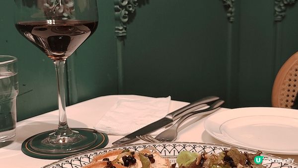 🐦小店位於澳門半島水坑尾，葡萄牙領事館對面。墨綠色嘅外觀，有...