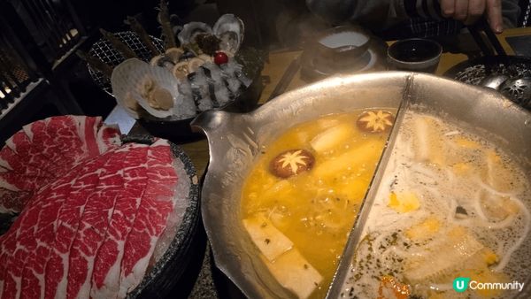 本港台式火鍋, 湯底底質素非常高, 有花膠及南瓜兩份, 魚皮...