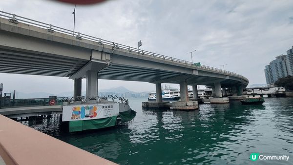 東岸板道(西段)正式開放，板道沿途設有階梯式座位，可坐下來靜...