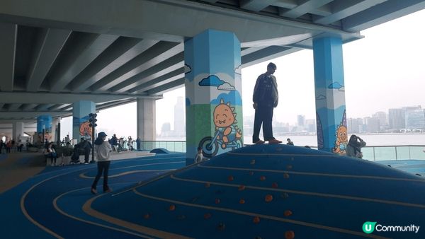 東岸板道(西段)正式開放，板道沿途設有階梯式座位，可坐下來靜...