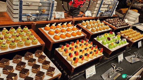 萬豪酒店嘅自助餐入面嘅甜品真係好靚一日到去就覺得好吸引即刻打...