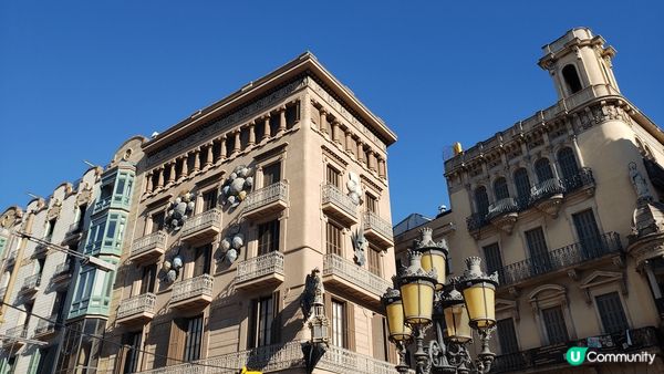 原來 Barcelona 也有現代感很重的一面，赫赫有名的建...