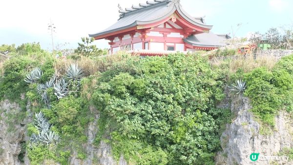 日本沖繩縣那霸市的波上宮神社是建造在小山崖上的神社，位於懸崖...