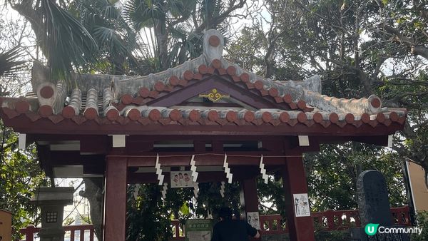 日本沖繩縣那霸市的波上宮神社是建造在小山崖上的神社，位於懸崖...