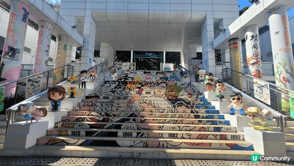 九龍公園入口的樓梯，旁邊有許多卡通人物，特別!