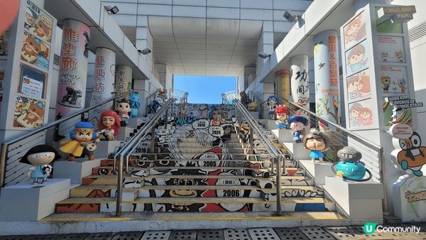 九龍公園入口的樓梯，旁邊有許多卡通人物，特別!