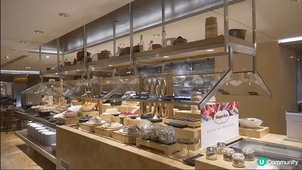 自助餐甜品，有很多款不同蛋糕，最好食係粟子和日本士多啤梨蛋糕...