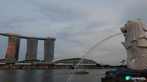 魚尾獅公園. 可以在魚尾獅公園望到對岸的濱海灣整片的金沙酒店...