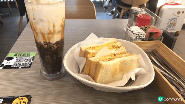 薄薄嘅牛油三明治簡單又惹味，紅豆嘅香甜同奶香完美融合，透心涼...