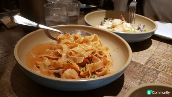 港式本地餐廳，意粉選擇款式多，味道不錯，薄餅仔女最愛，每次都...